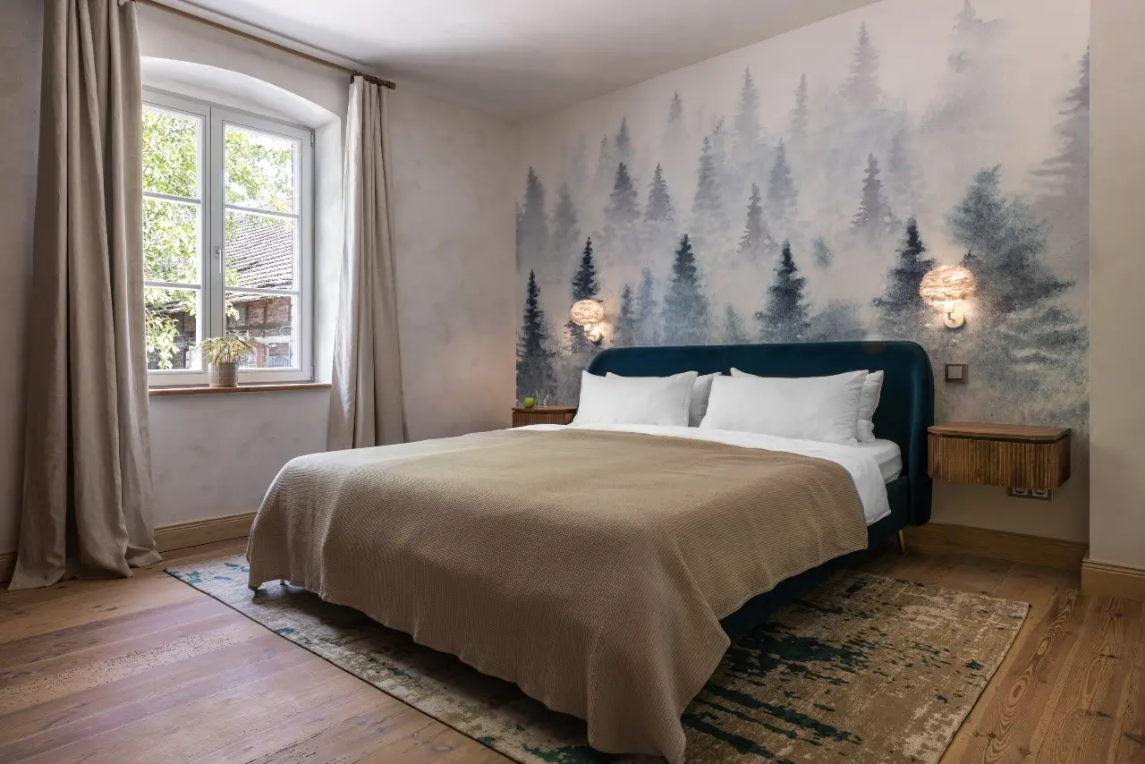 Modernes Schlafzimmer im Bauernhausstil.
