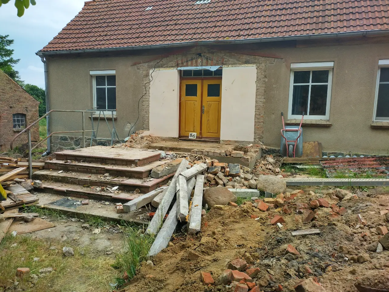 Haus mit abgerissener Veranda und zwei Treppen