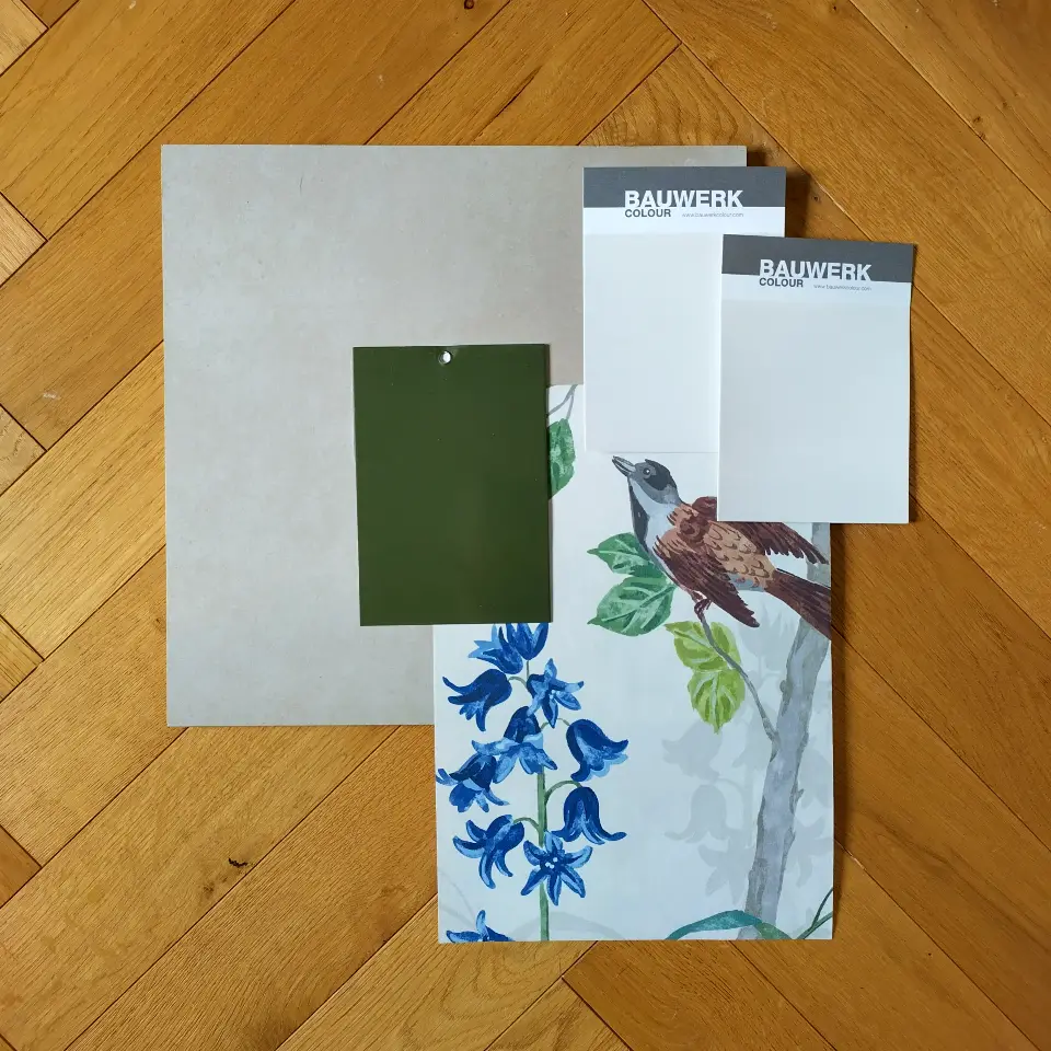Moodboard mit Fliesen, Farbkarten in grün und weiß und Tapetenmuster