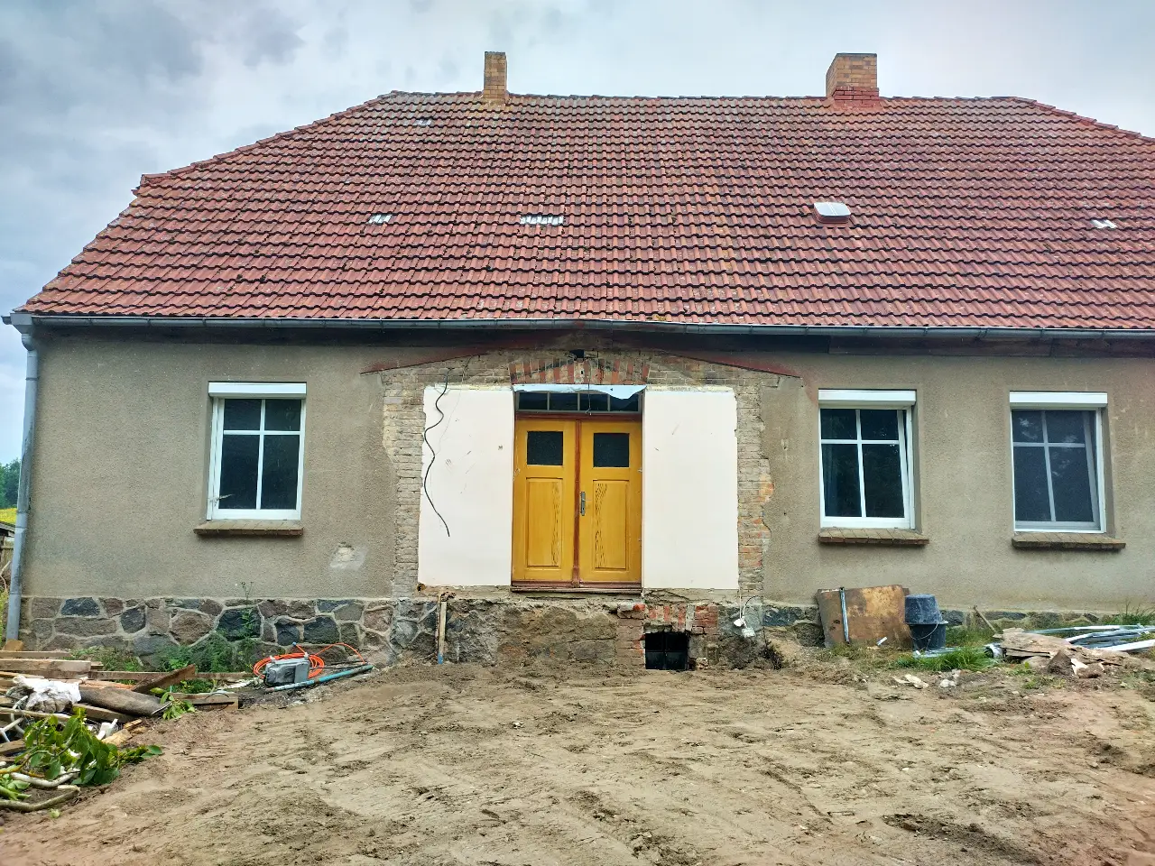 Hausansicht mit vollständig abgerissener Veranda