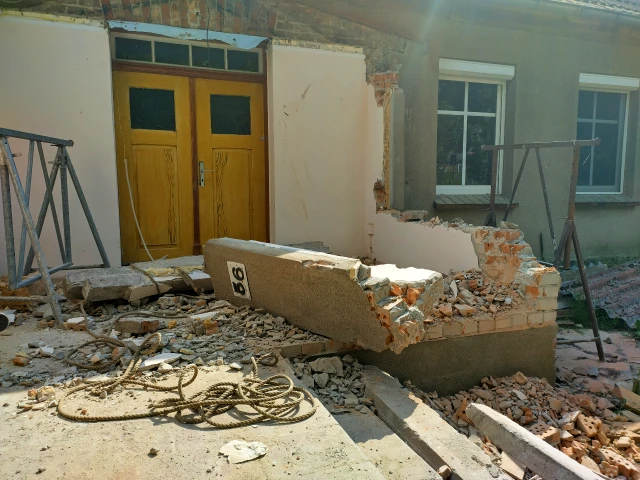 Veranda mitten im Abriss mit umgestürztem Pfeiler mit Hausnummer