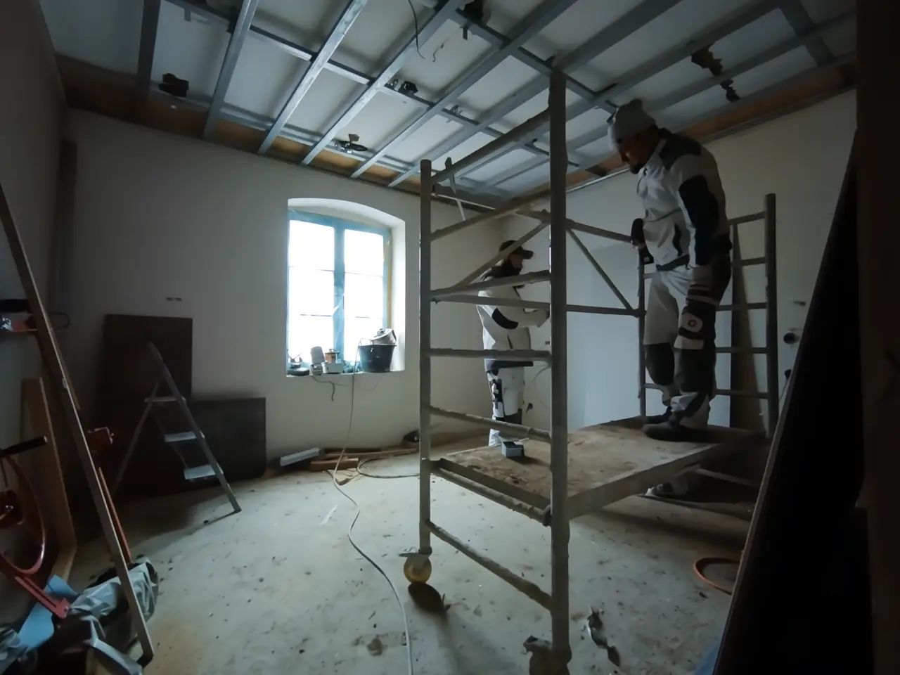 Eine Trockenbaudecke wird eingezogen.