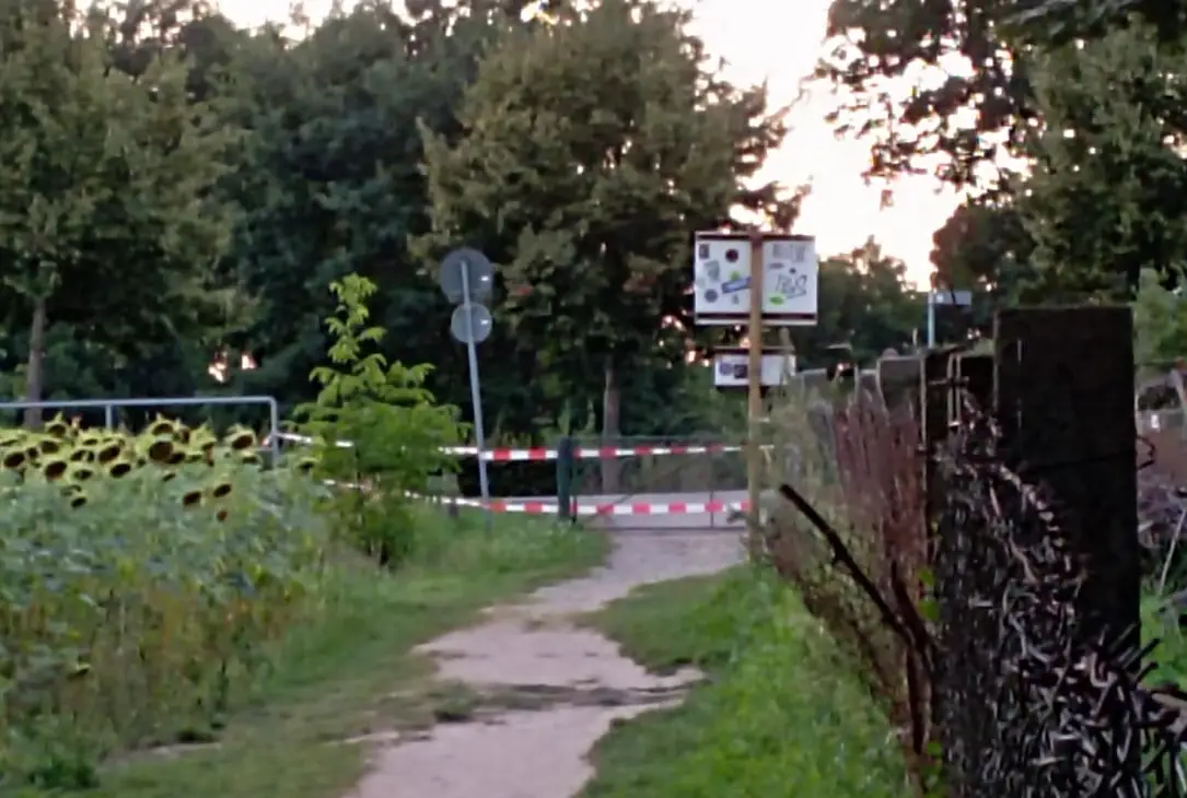 Wanderpfad mit Absperrband