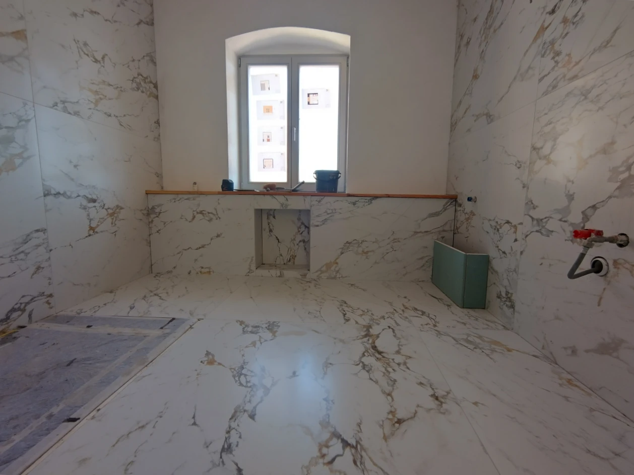Badezimmer im Ausbau mit bunt gemusterten Fliesen