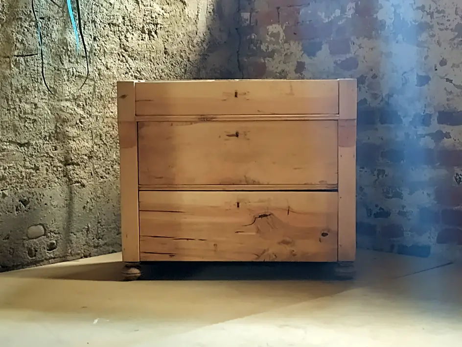 Eine alte Holzkommode erstrahlt in neuem Licht nachdem alte Farbe entfernt wurde.