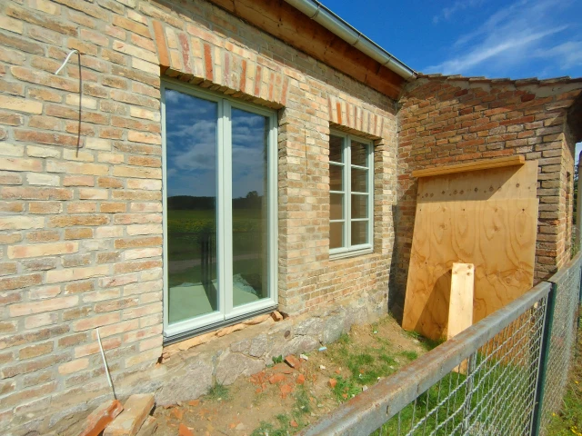 Hauswand mit Terrassentür und Fenster