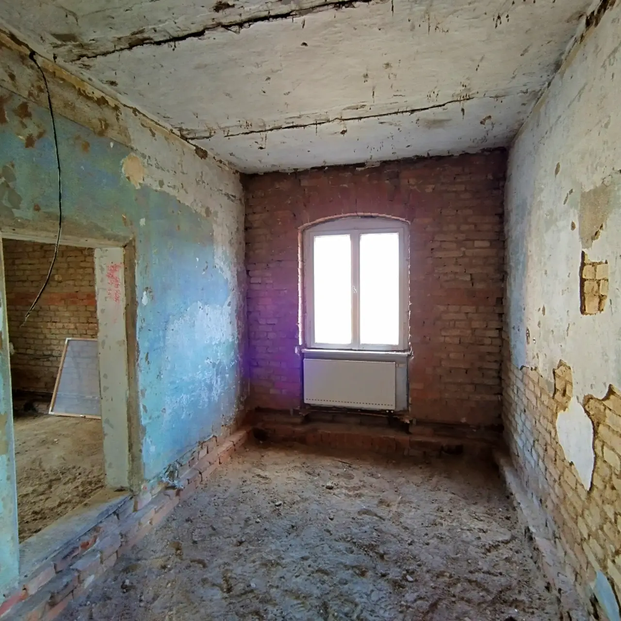 Zimmer im Rohbau ohne Fußboden und Wandverkleidung