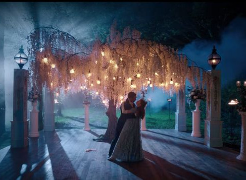 Daphné et Simon dansent, tiré de la série La Chronique des Bridgerton