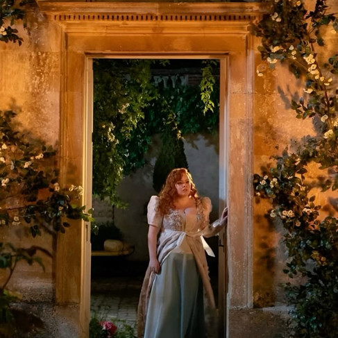 Penelope près d'un portique. Tiré de la série La Chronique des Bridgerton