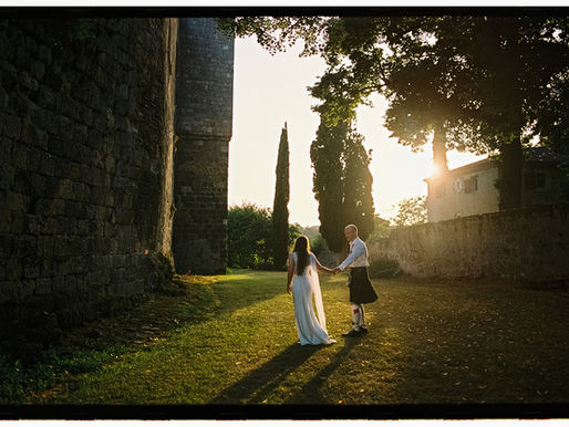 couple qui fait son shooting photo dans les douves du château de Poudenas
