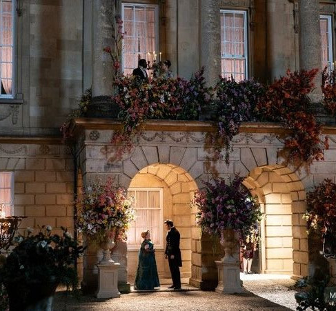 Colin et Penelope se rencontrent sous une galerie couverte. Tiré de La Chronique de Bridgerton
