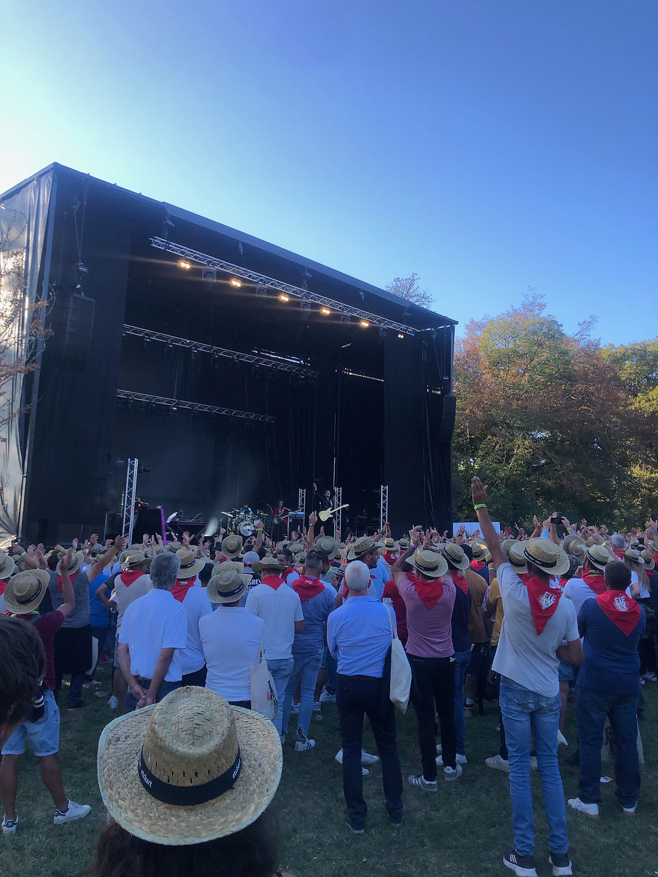 Un concert avec une véritable scène dans le parc