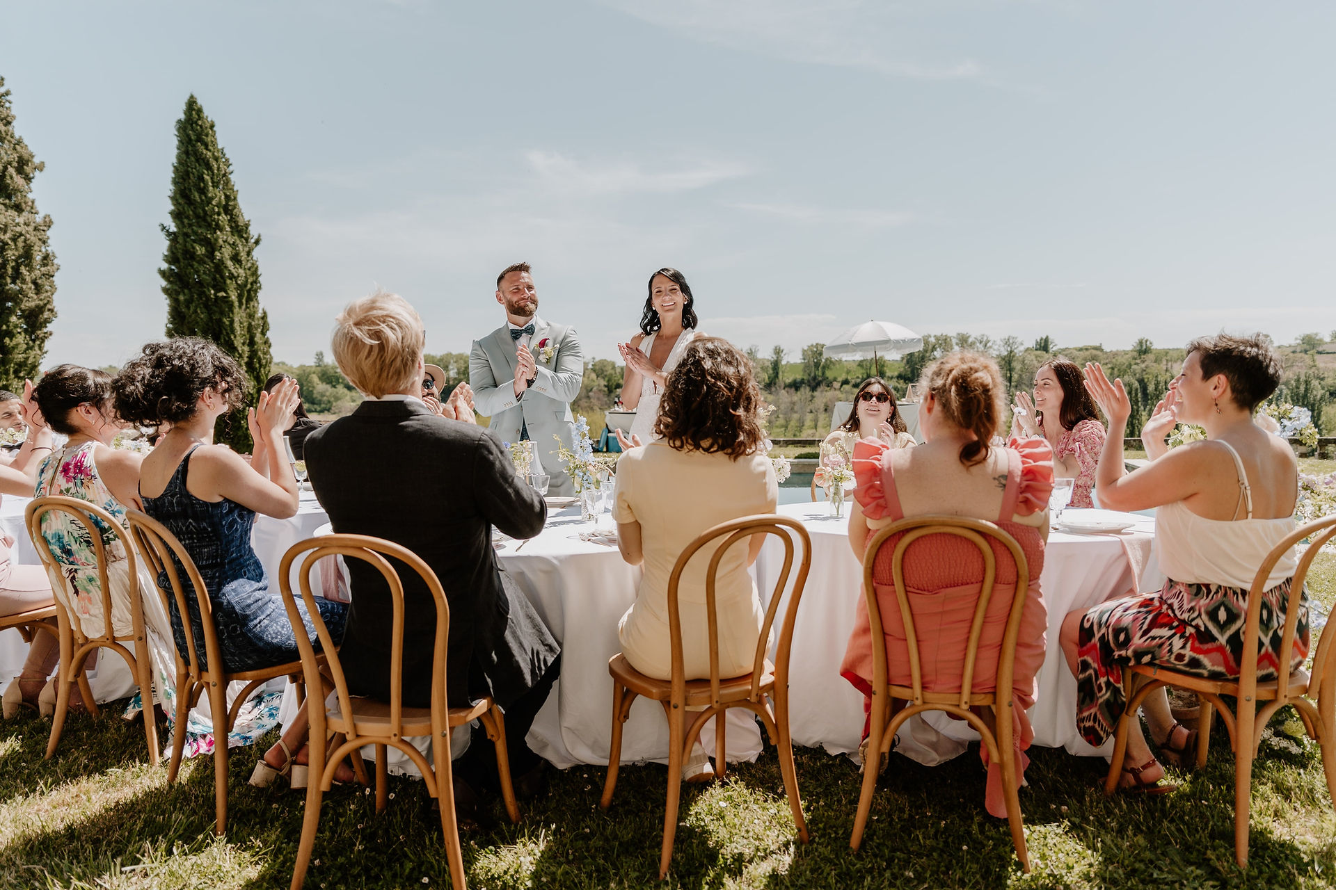 Un repas au bord de la piscine de l'esplanade sud ©La Rue des Madeleines