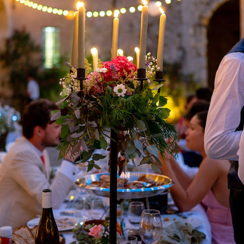 Naïa et Hugues ont fait le choix d'agrémenter leurs tables de lumière avec des chandeliers