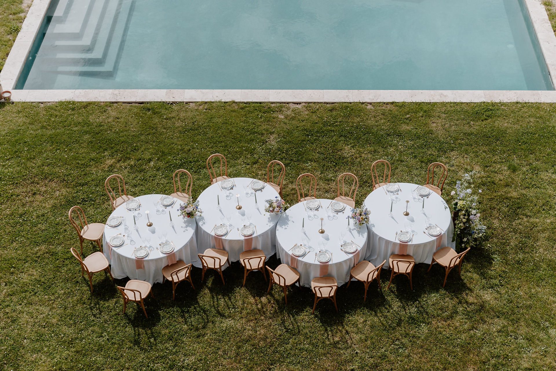 The dinner tables by the pool ©La Rue des Madeleines