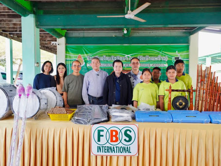 กลุ่มผู้ใหญ่ใจดี FBS International มูลนิธิครอบครัวพอเพียง ชมรมเยาวชนรุ่นใหม่ไม่ใส่ใจบุหรี่ มอบเครื่องดนตรีให้เด็กไทยรัฐวิทยา73