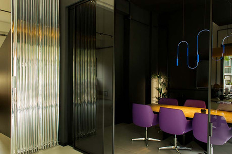 sala riunioni Pulsar design studio con tenda dooor e vetrate foggetti boffi adl