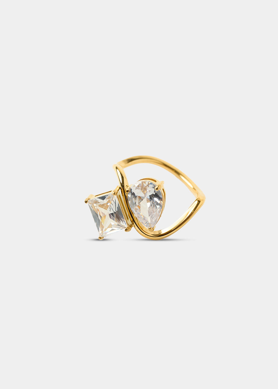 Anillo con zirconia y dorado