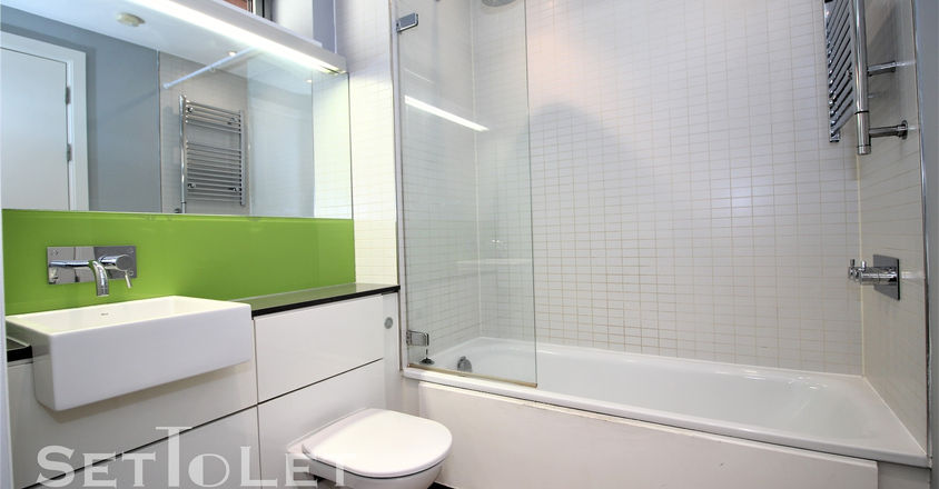 Circus 30 Apartment Bathroom