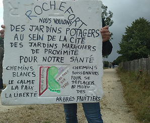 Pancarte d'une manifestation pour la défense des Chemins Blancs à Rochefort qui indique "Nous voulons des jardins potagers au sein de la cité, des jardins maraîchers de proximité, pour notre santé... Le calme, la paix, la liberté... des arbres fruitiers".