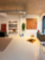 ingang Nath workshops met allerlei decoratie en schilderijen