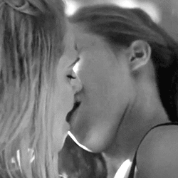 clarke-and-lexa-kissing-bw.gif