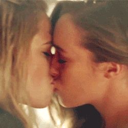 clarke-and-lexa-kissing2.gif