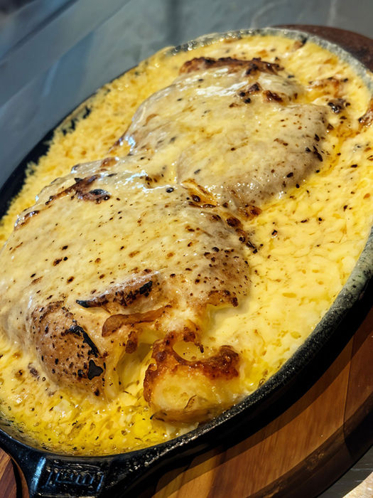 Filé premium servido com acompanhamentos