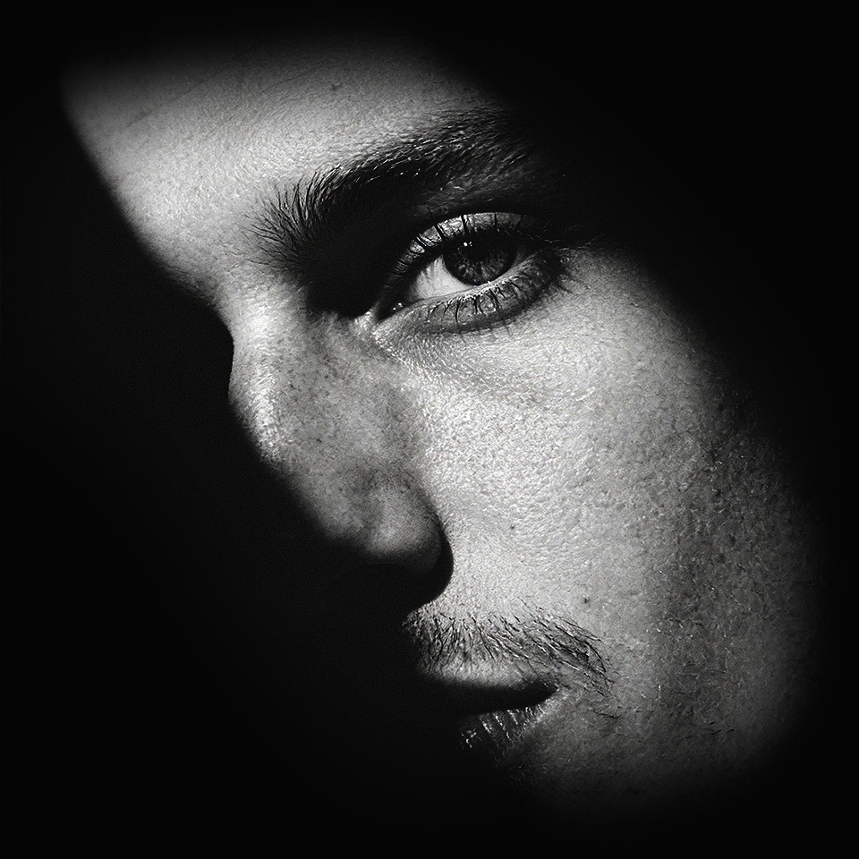 Black and white portrait of Jimiseyo