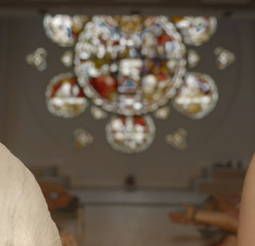 Kundalini en multidimensional healing event van Symbol of oneness begeleid door Gina Christina en Stephen Amua. Zij zitten in de kerk bij YogaToday en zijn van achteren gefotografeerd, kijkend naar de deelnemers voor zich