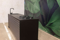 Seitenansicht einer maßgefertigten Outdoorküche aus Holz als freistehende Insel