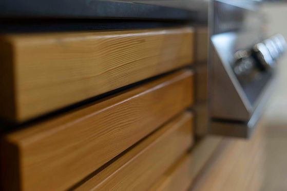 Detailaufnahme einer Outdoor Küche aus Holz mit sichtbarer Holzstruktur und hochwertiger Verarbeitung von grillMODUL