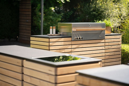 outdoorkueche-holz-minimalistisch-garten-deutschland.jpg