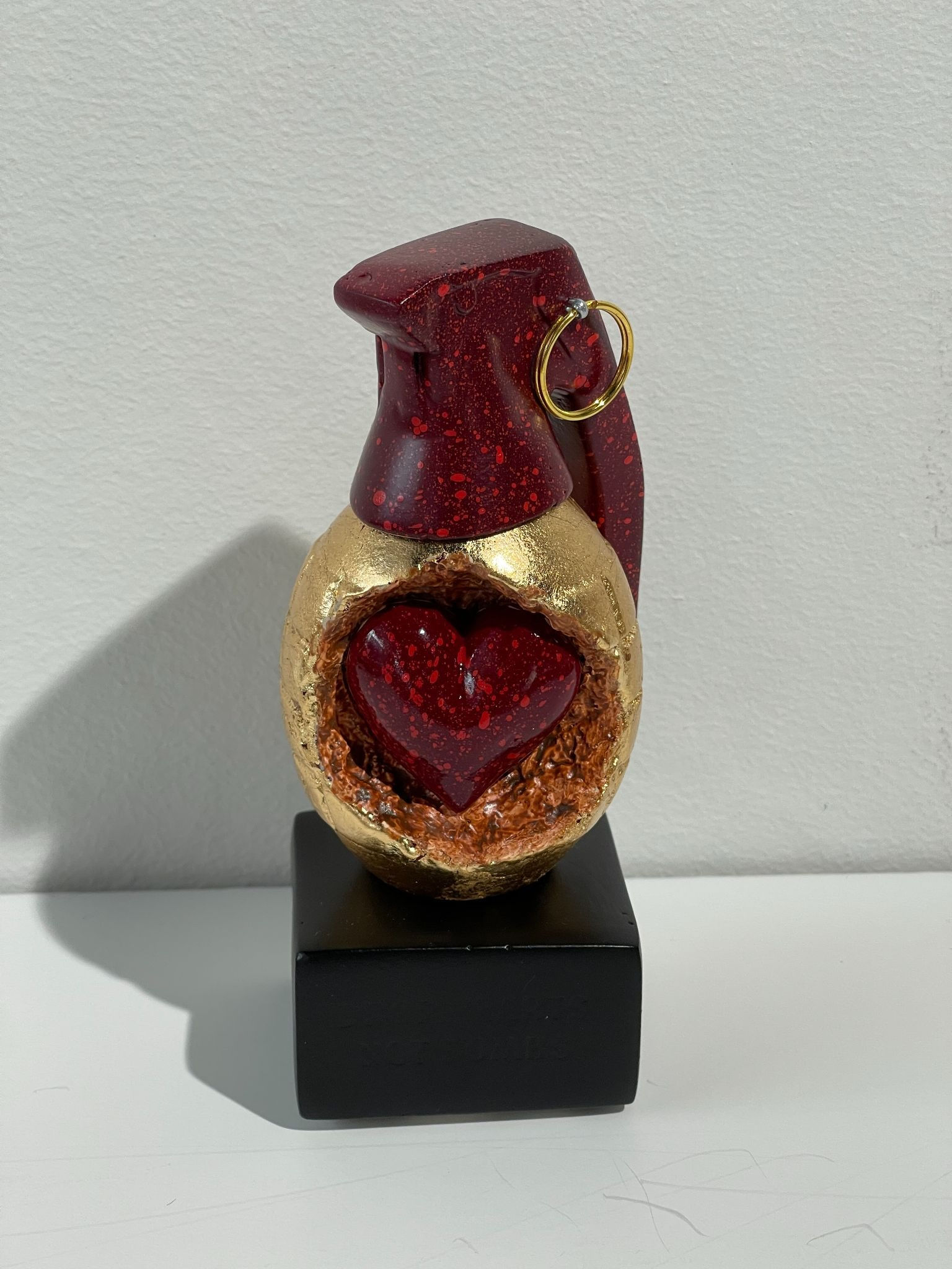 Snek artwork Love Bomb in gold and red heart ceramic original from Miva Fine Art Gallery in Sweden