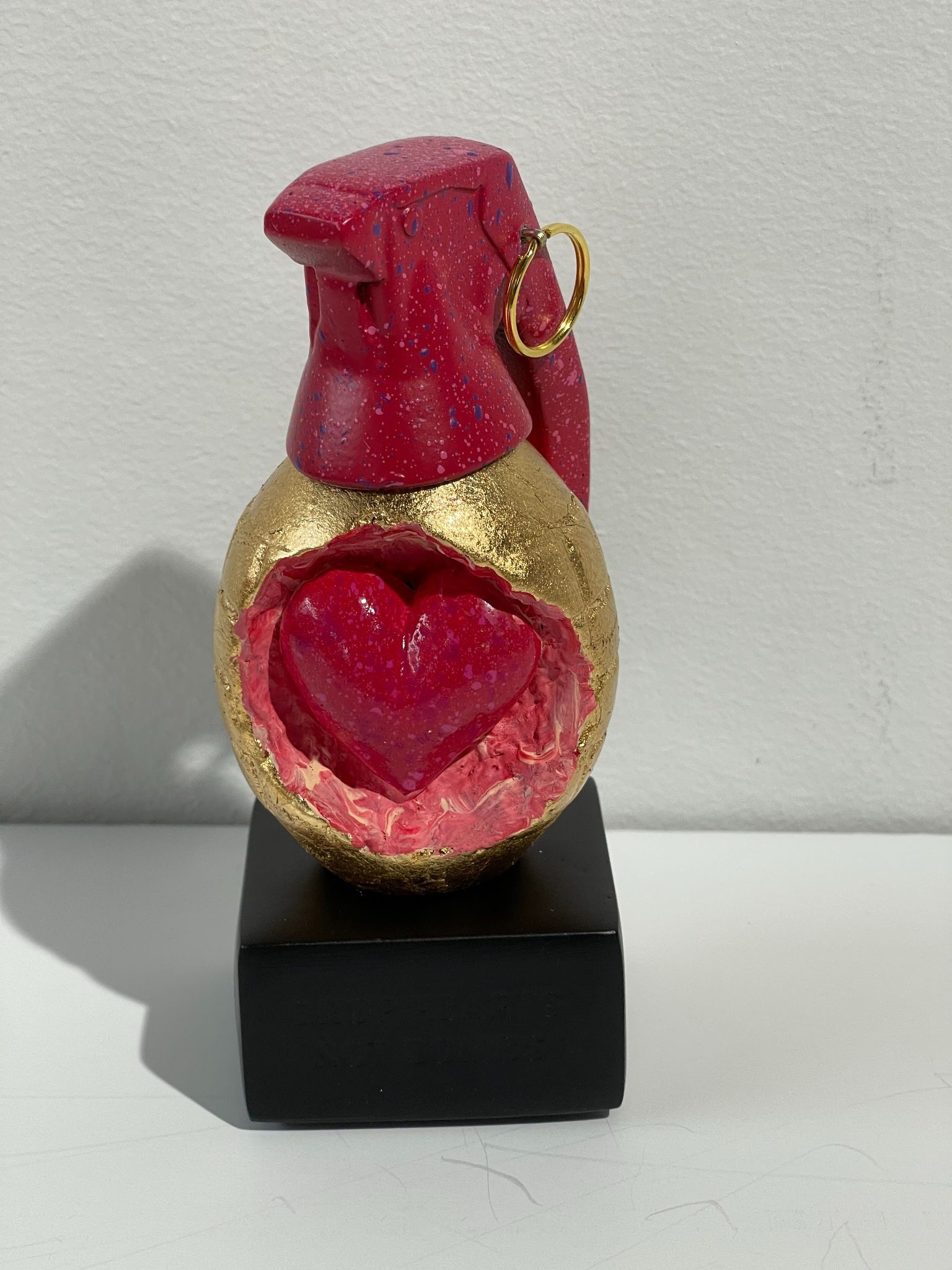 Snek artwork Love Bomb in gold and red ceramic original from Miva Fine Art Gallery in Sweden
