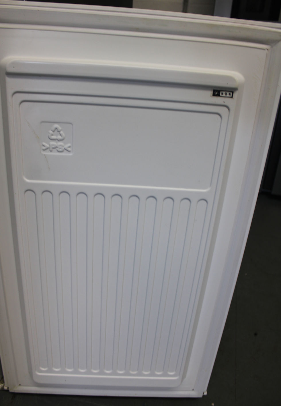 Thumbnail: ESSENTIALS CUF50W12 65 Litres Undercounter Freezer
