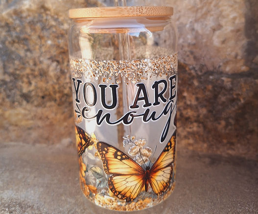 Glasbecher mit Bambusdeckel, Aufschrift "YOU ARE enough", Glitzer, Schmetterlingsdesign.