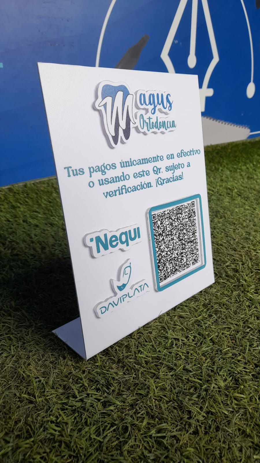 Hablador en acrilico y vinilo adhesivo