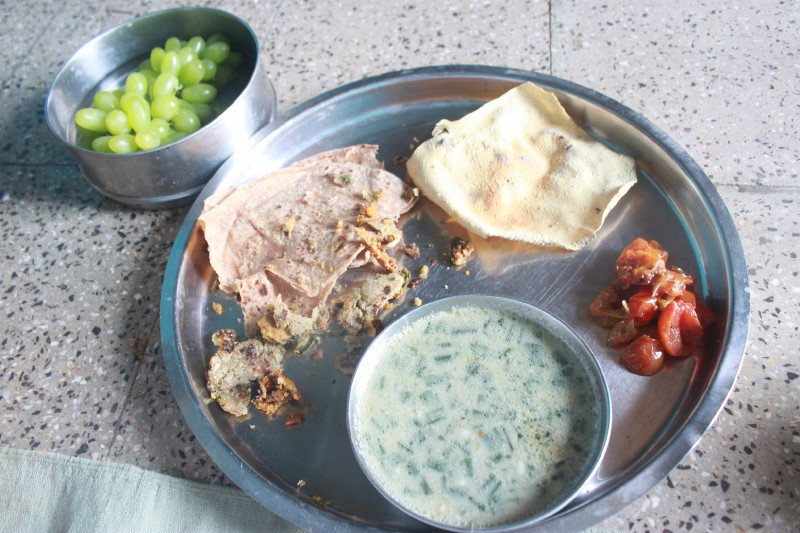 bajra millet bhakri (roti), onion curry, papad, tomato chutney, green grapes