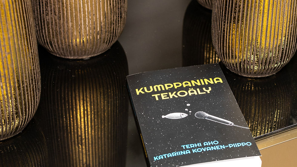 Kumppanina tekoäly -kirja pöydällä