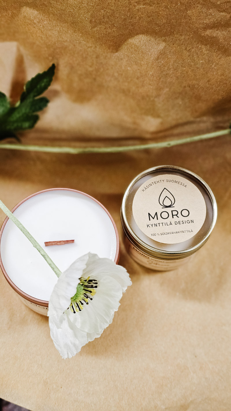 Moro Kynttilä Design sitruuna-soijavahakynttilöitä ja Rivin silkkikukka