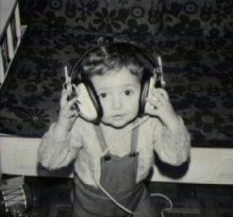 Profesionajes es una plataforma para el lanzamiento de compositores que entregaron su vida a otro oficio que no es su música.