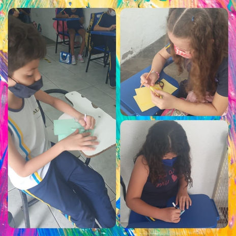Turma do 4 ano na aula de artes praticando a dobradura de papel, comumente conhecida como origami.