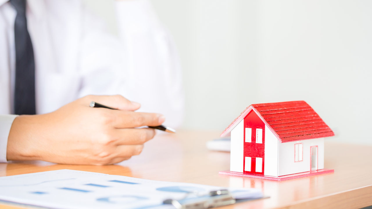 real-estate-agent-present-property-house.jpg