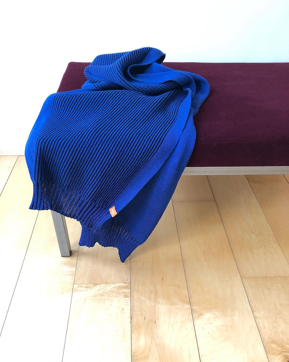 Thumbnail: Reliëf Sjaal - blauw - zwart