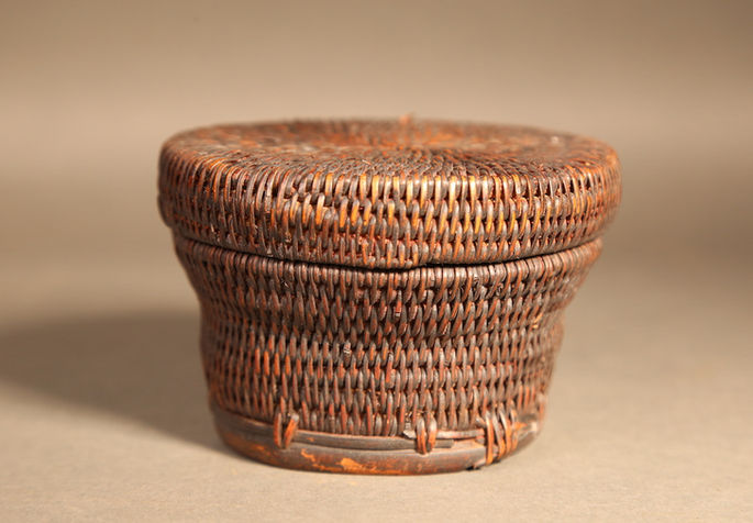 A small bead container basket with a round lid bigger than the basket’s body