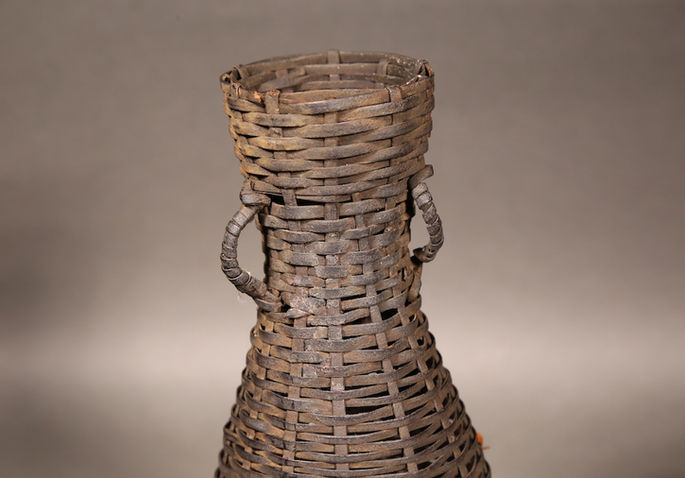 A closer look at the basket’s upper part: the rim and its two handles