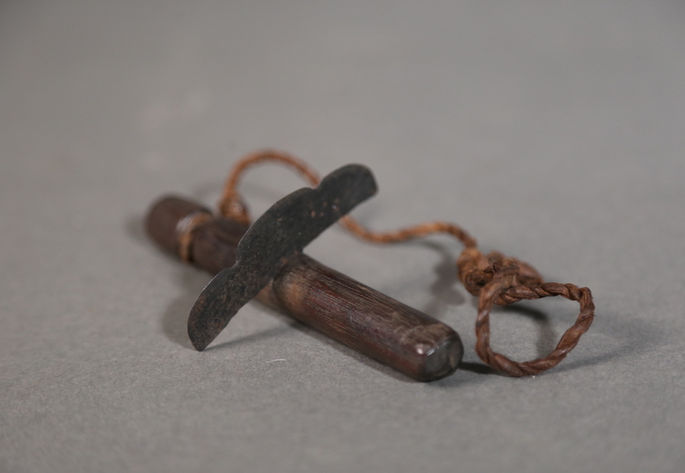 An old rice harvester called rakem (Bontoc) or gamulang (Ifugao). It has a metal blade attached to a wooden handle.
Measurement/Item Physical Dimensions:
Handle
Length: 18cm
Blade
Length: 12.5cm
Height: 2.7cm
