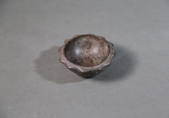 A small star-shaped spice server with signs of scratches and wears
Measurement/Item Physical Dimensions:
Bowl
Diameter: 9.5cm x 9.5cm
Height: 4cm
Base
Height: 0.5cm
Diameter: 4.2cm x 4.4cm