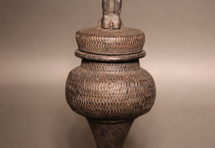 A closer look at the tabayag’s upper part. Its lid and body were constructed using the coiling method